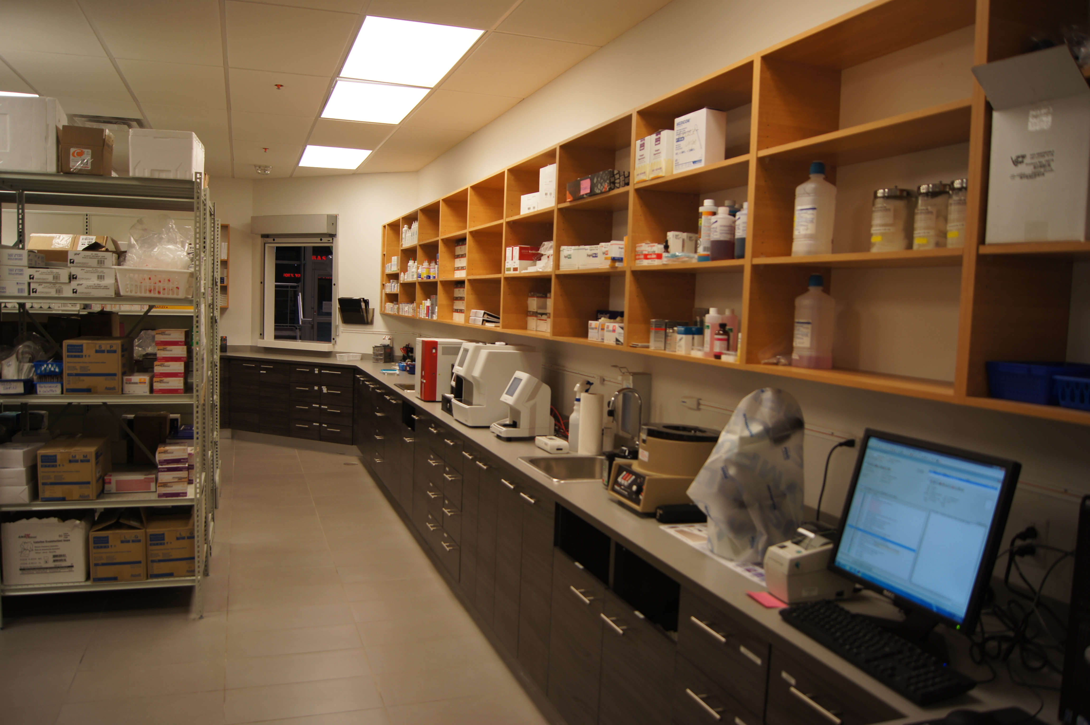 Pharmacie 2_0.JPG Centre Vétérinaire Laval
